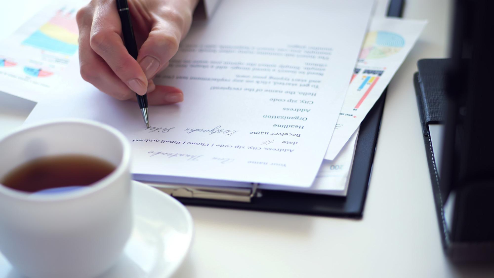 Person signerer dokumenter