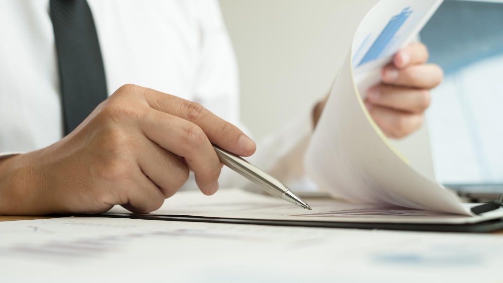 Mann med penn og notatblokk